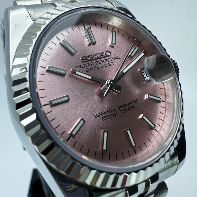 Datejust Pink Nahaufnahme mit metallischem rosafarbenem Zifferblatt, poliertem Fluted Bezel und Datumslupe