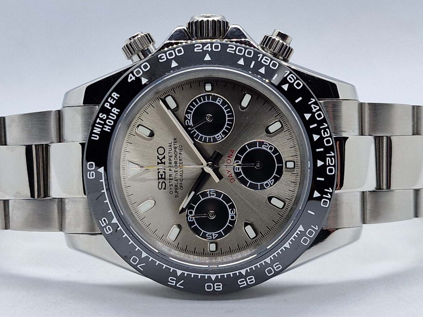 Seiko Mod Daytona Champagne horizontale Ansicht mit champagnerfarbenem Zifferblatt, schwarzer Lünette und Edelstahlarmband