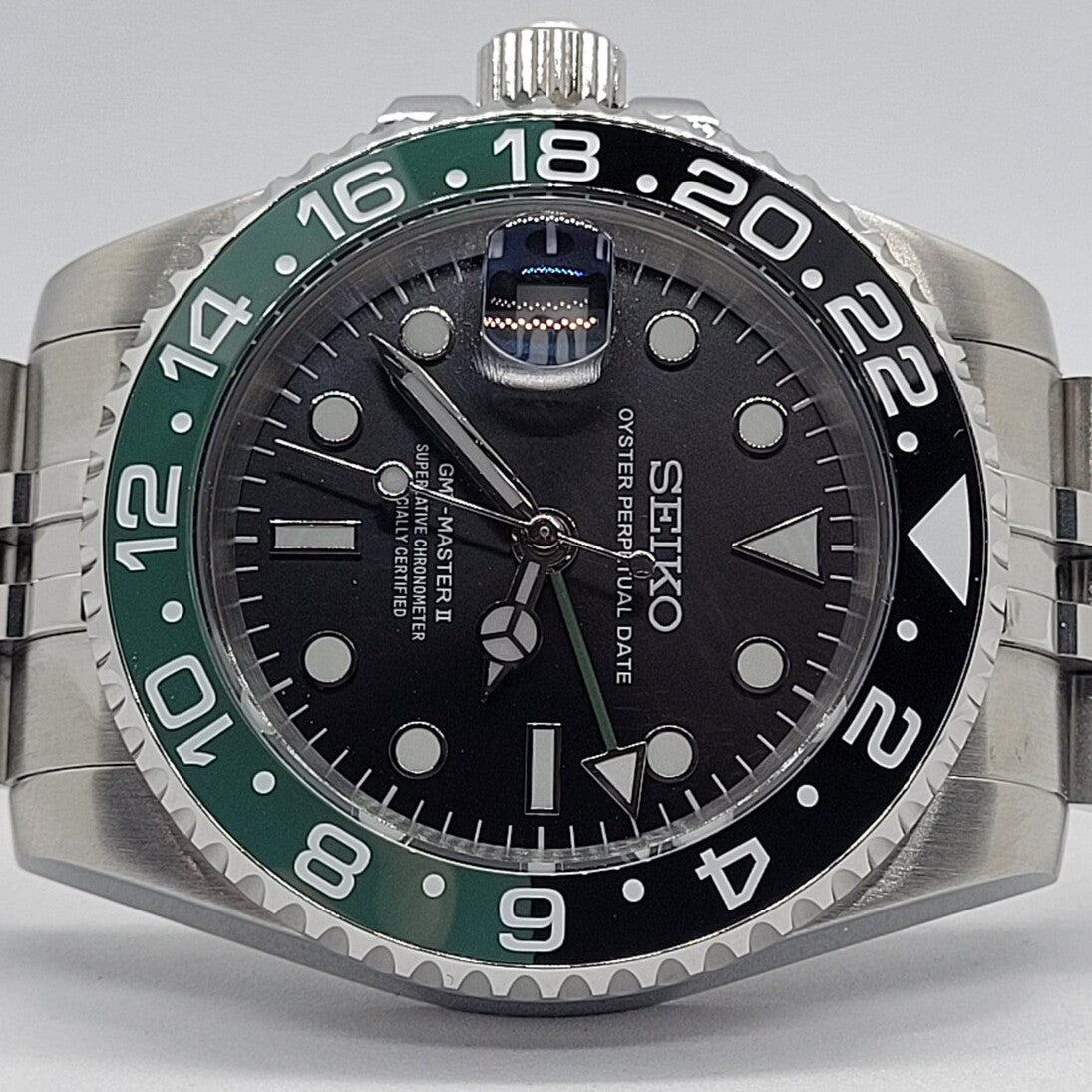 Seiko Mod GMT Sprite horizontale Ansicht mit Gehäuse-Profil und polierten Kanten