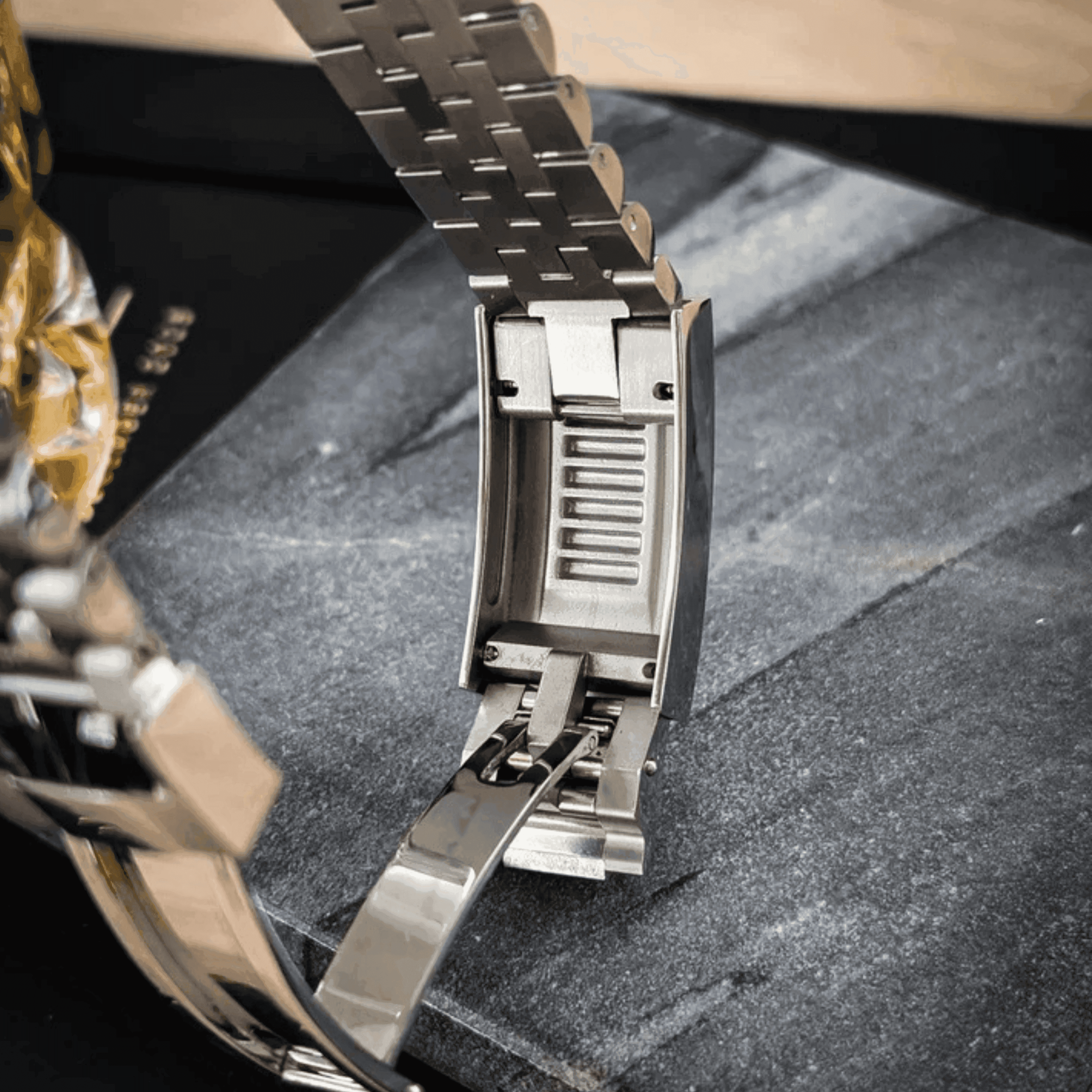 GMT Coke Schließe Detail, Faltschließe Mechanismus, gebürstete Innenseite, Jubilee Armband, Edelstahl Konstruktion