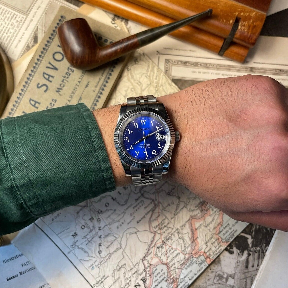 Seiko Mod Datejust Royal Blue Arabic Handgelenk Aufnahme mit königsblauem Zifferblatt