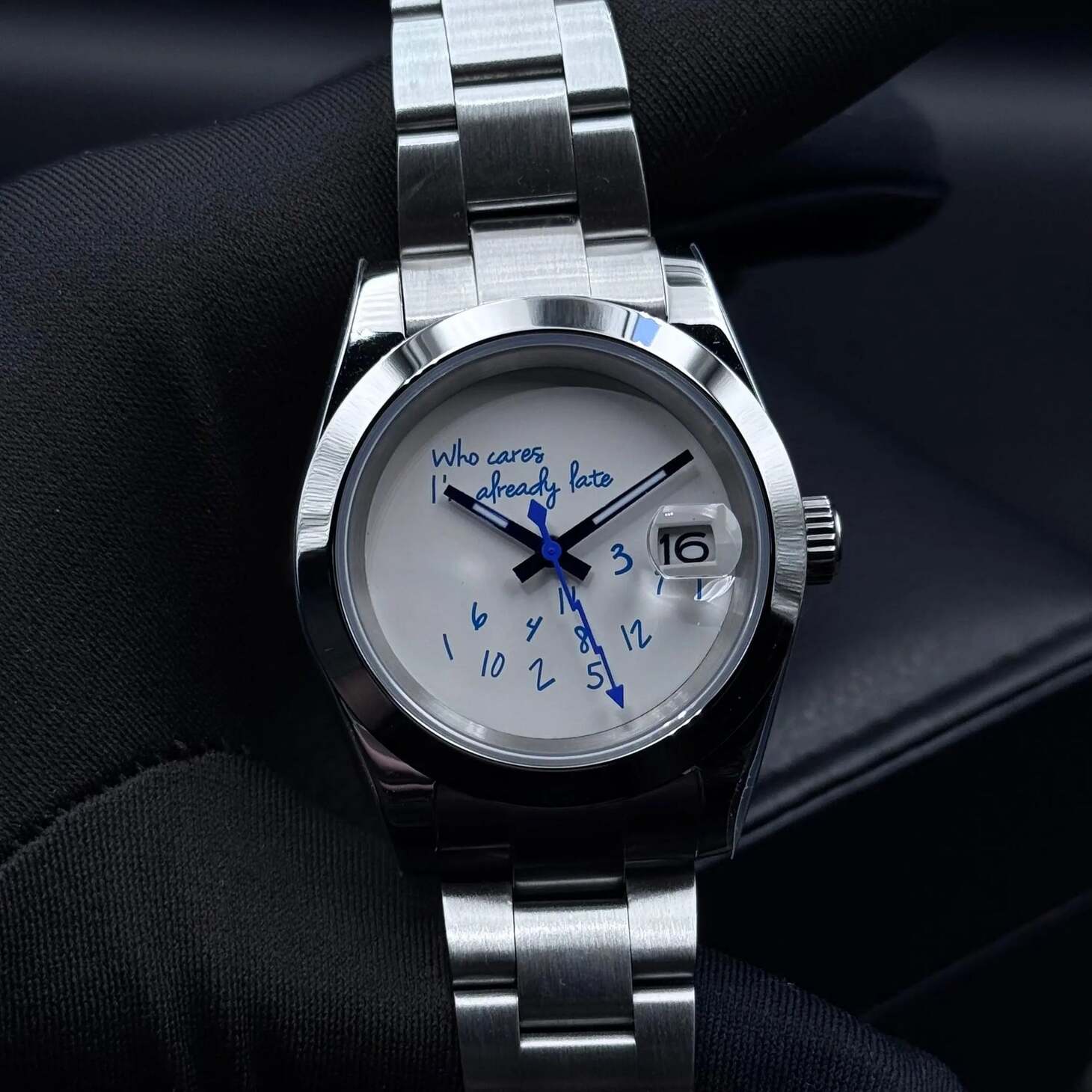 Seiko Mod Datejust 'Who Cares I'm Already Late' Smooth Bezel Herrenuhr mit weißem Zifferblatt, blauen Ziffern, Datumsanzeige und Edelstahlarmband, 36mm Gehäuse