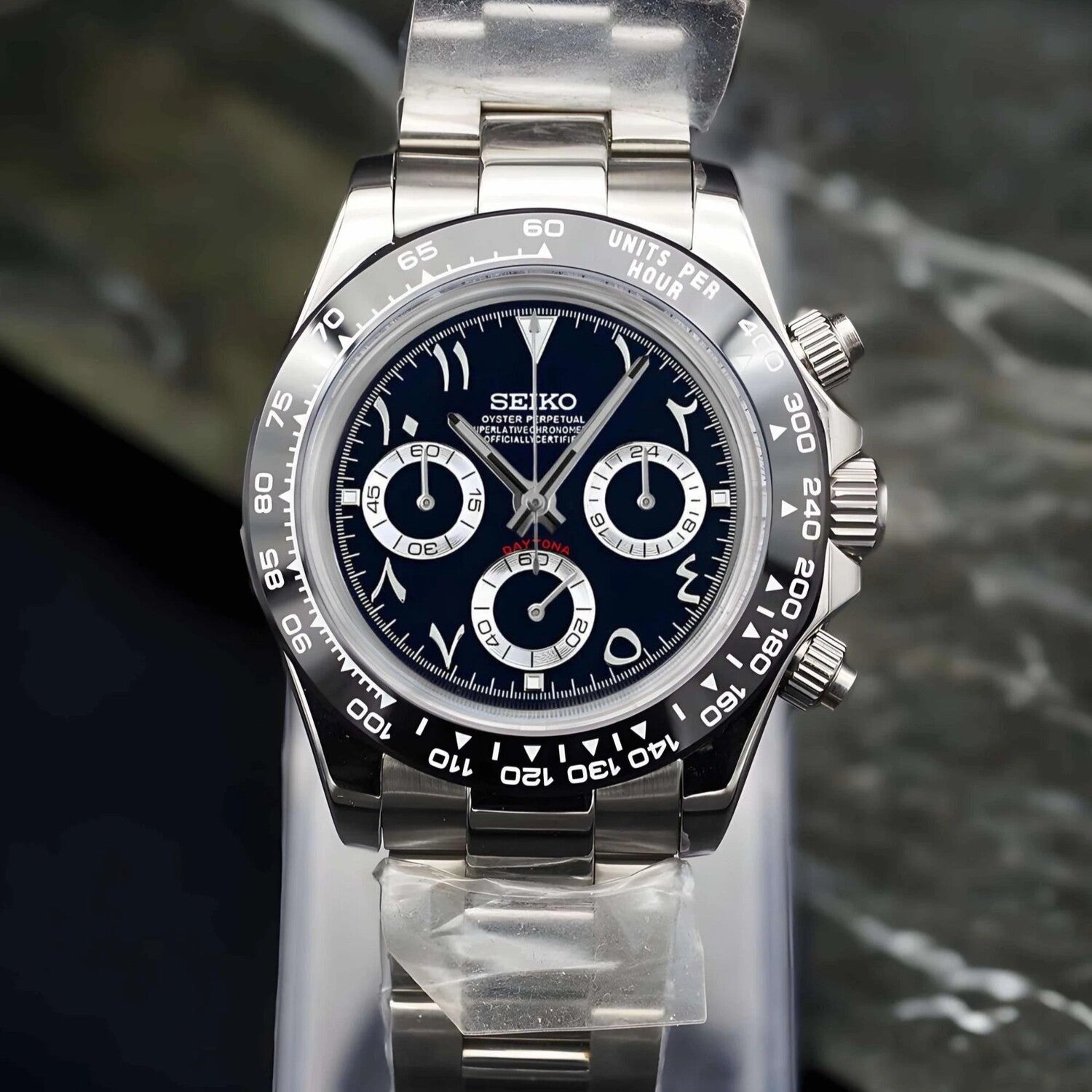 Seiko Mod Daytona Black Arabic Frontansicht mit Edelstahlgehäuse, schwarzer Keramik-Lünette und Oyster Armband