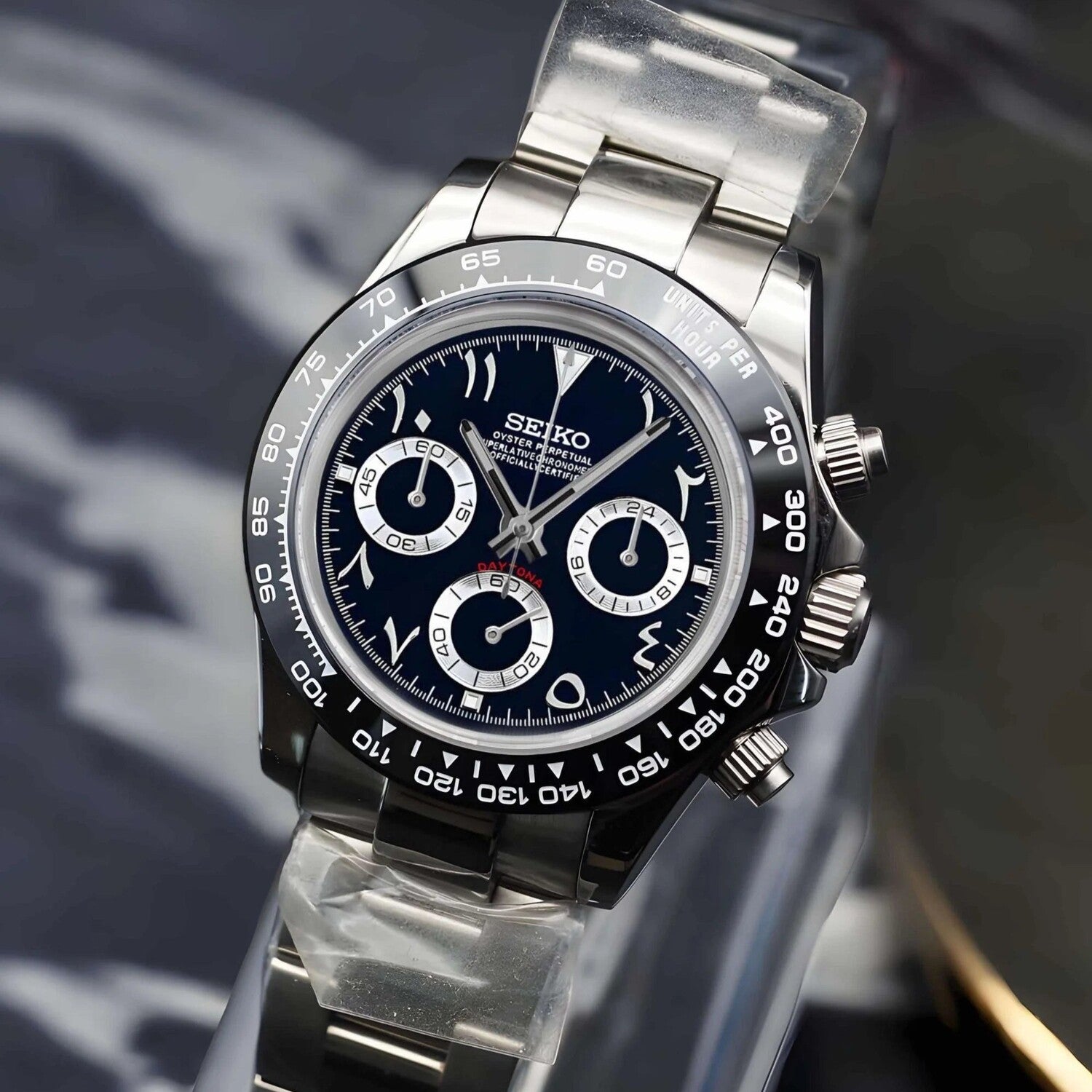 Seiko Mod Daytona Black Arabic Schrägansicht mit silbernen Subdials, Tachymeter-Lünette und Edelstahlarmband