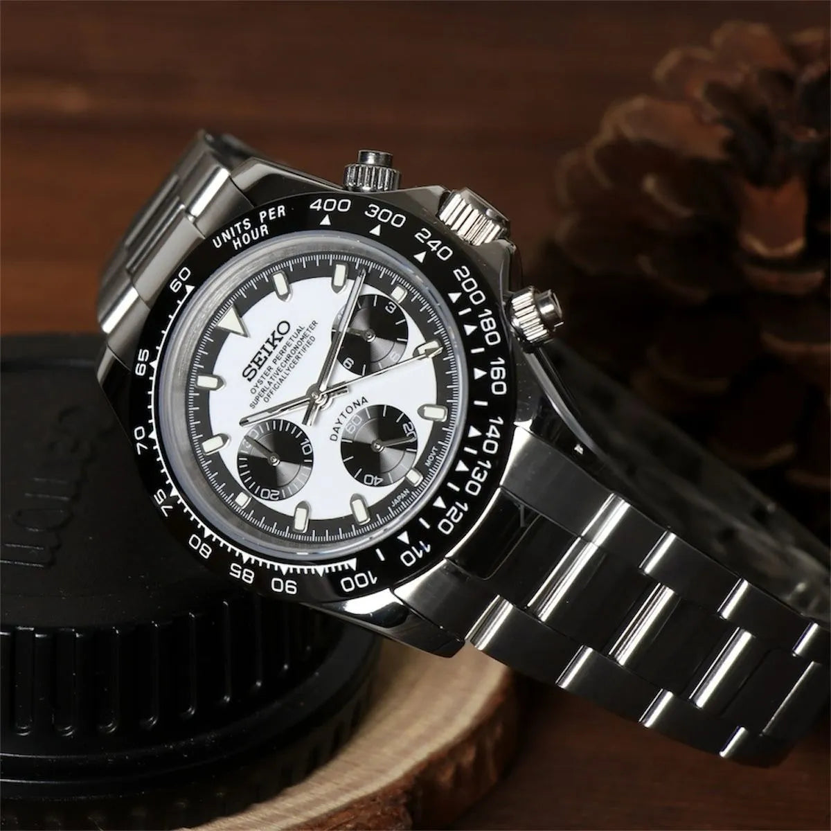 Seiko Mod Daytona Black White Schrägansicht mit Panda-Zifferblatt, schwarzer Keramik-Lünette und Edelstahlarmband