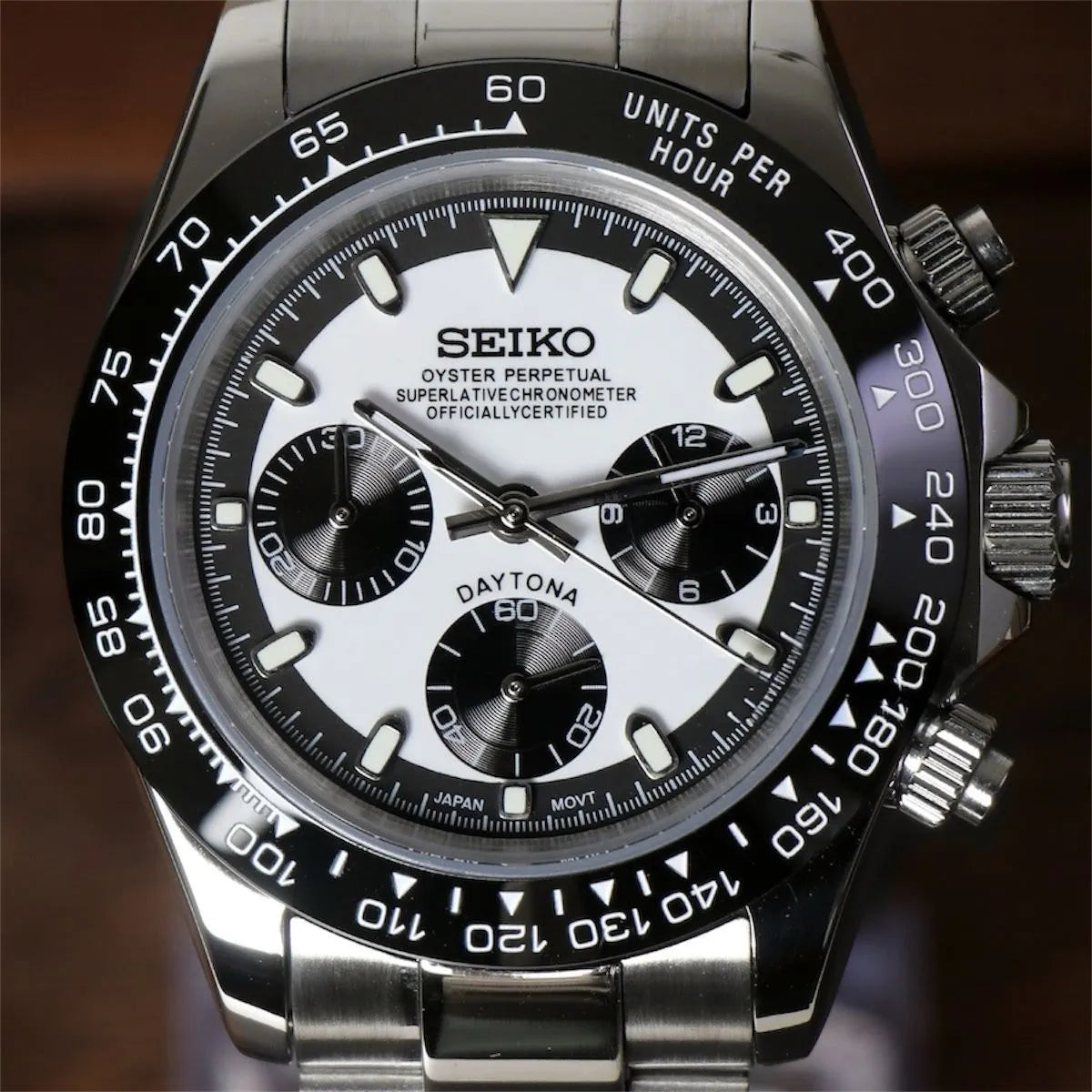 Seiko Mod Daytona Black White Nahaufnahme mit schwarzer Keramik-Lünette, weißem Zifferblatt und kontrastierenden schwarzen Subdials