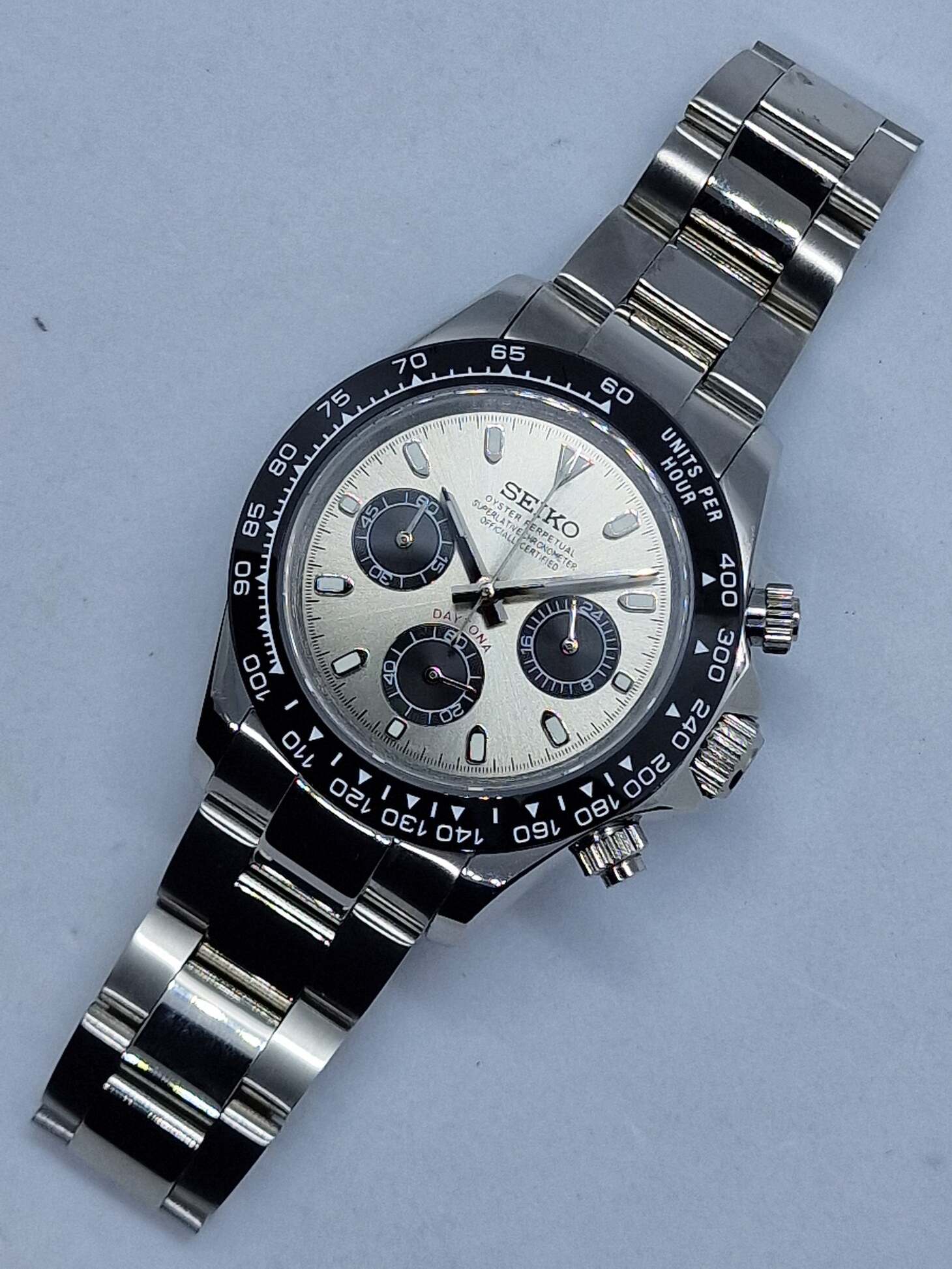 Seiko Mod Daytona Champagne Draufsicht mit Champagner-Sunburst-Zifferblatt, schwarzen Subdials und Edelstahlarmband