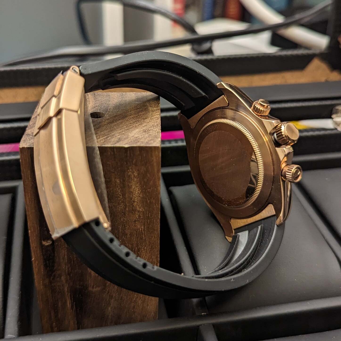 Seiko Mod Daytona Chocolate Seitenansicht mit schwarzem Kautschukarmband, verschraubtem Gehäuseboden und Chronograph-Drückern