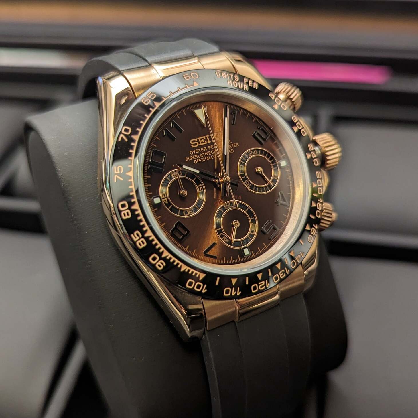 Seiko Mod Daytona Chocolate Nahaufnahme mit schwarzer Keramik-Tachymeter-Lünette, schokoladenbraunem Zifferblatt und Leuchtzeigern