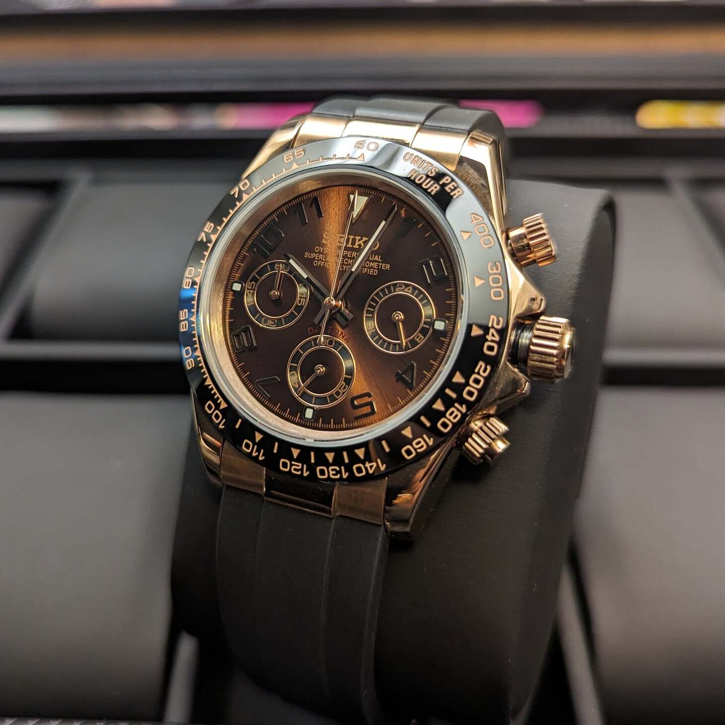 Seiko Mod Daytona Chocolate Schrägansicht mit Sunburst-Zifferblatt, drei Chronograph-Subdials und schwarzem Kautschukarmband