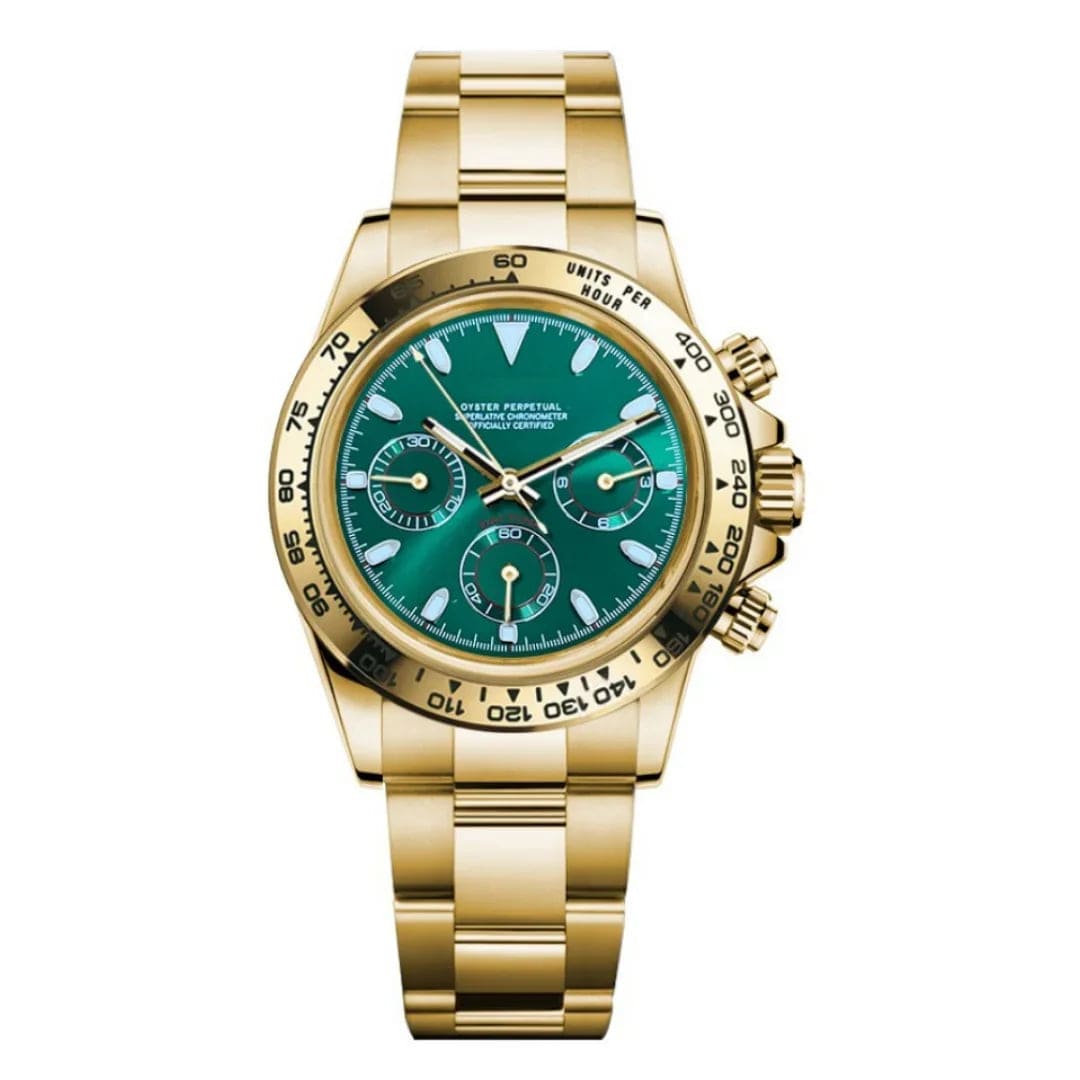 Seiko Mod Daytona Gold Green Schrägansicht mit poliertem Goldgehäuse, grünem Zifferblatt, drei Chronograph-Subdials und Goldarmband