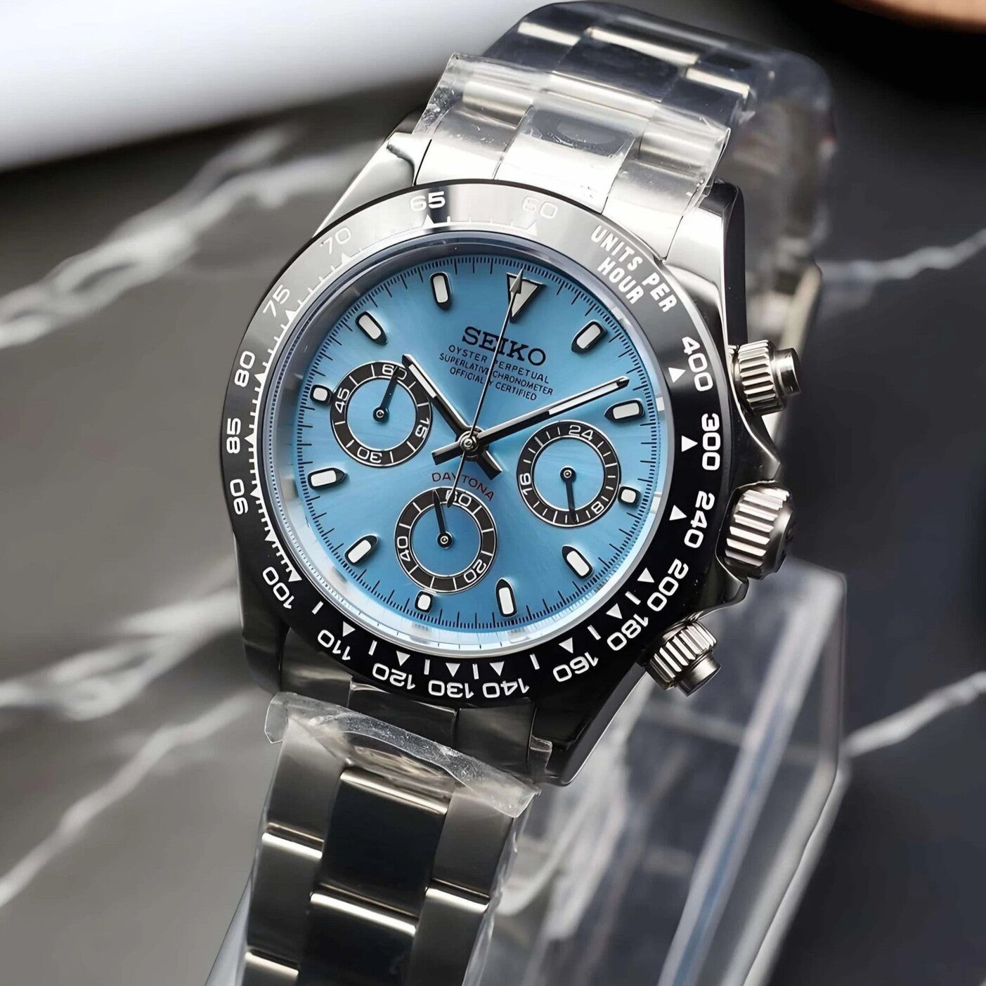 Seiko Mod Daytona Ice Blue Schrägansicht mit lebendigem blauem Zifferblatt, schwarzen Subdials und Edelstahlarmband