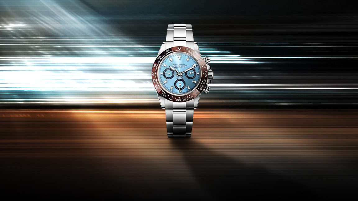 Seiko Mod Daytona Platinum Lifestyle-Aufnahme mit hellblauem Zifferblatt, brauner Lünette und silbernem Armband