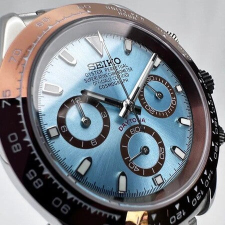 Seiko Mod Daytona Platinum Zifferblatt Nahaufnahme mit eisblauem Dial, Chronograph-Subdials und brauner Keramik-Lünette