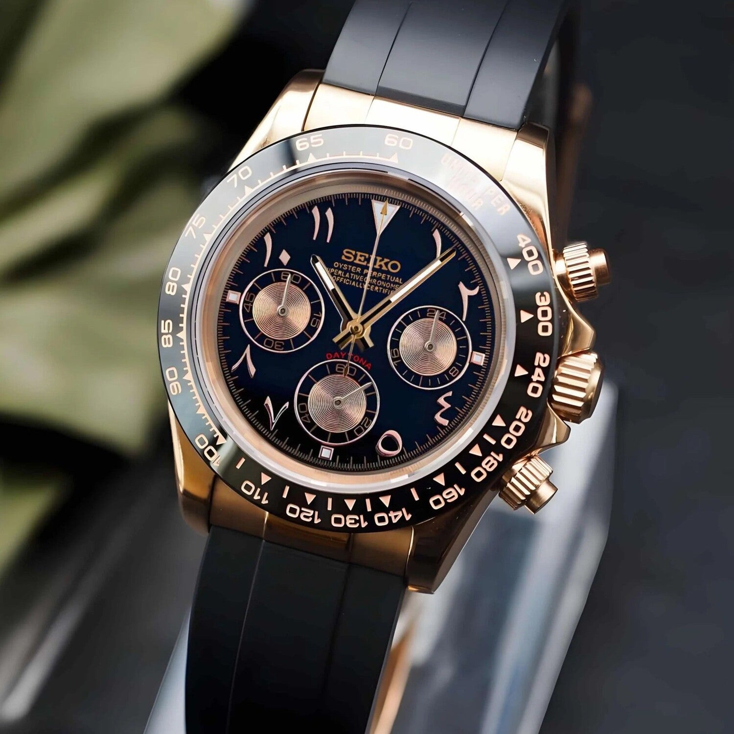 Seiko Mod Daytona Rose Gold Arabic Schrägansicht mit schwarzem Zifferblatt und goldenen Akzenten