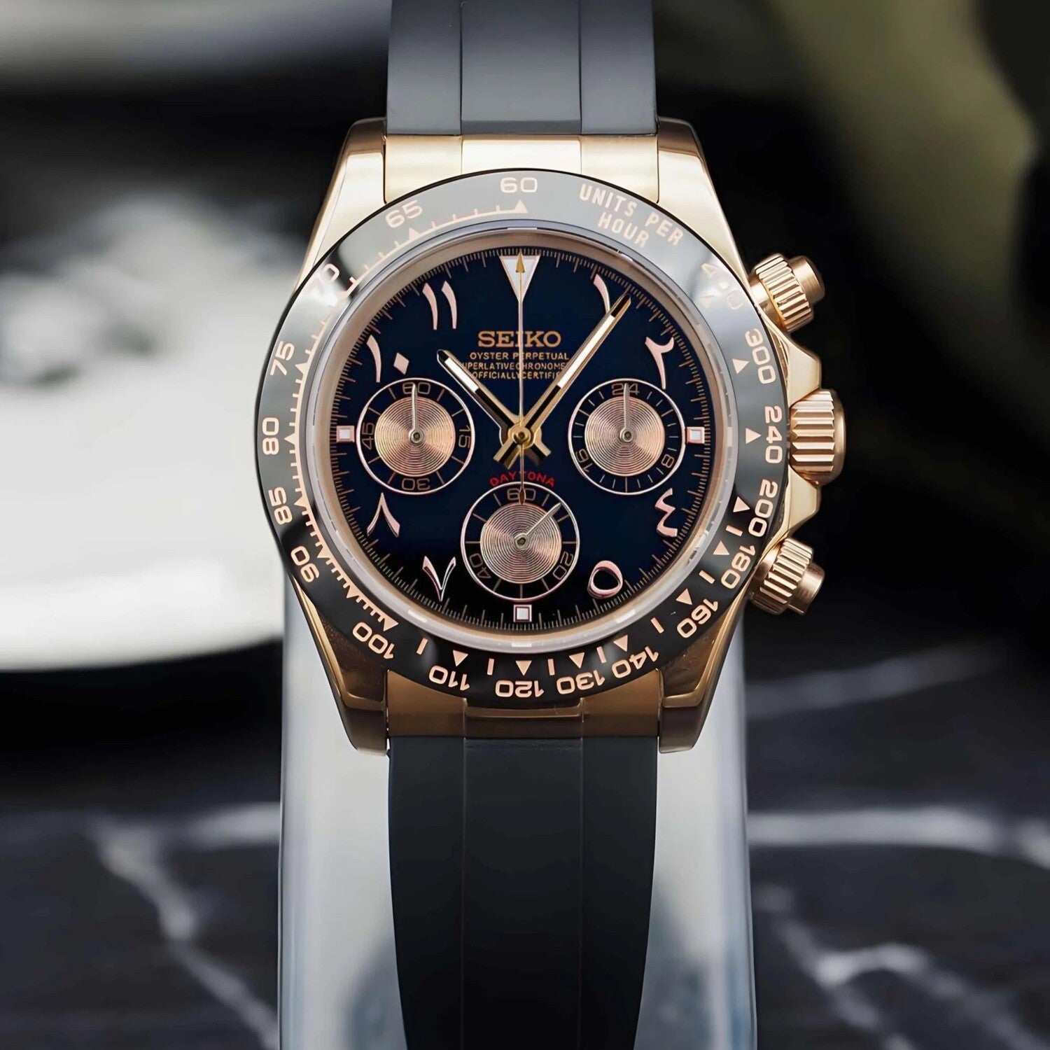 Seiko Mod Daytona Rose Gold Arabic Frontansicht mit goldenen Subdials und gravierter Tachymeter-Lünette