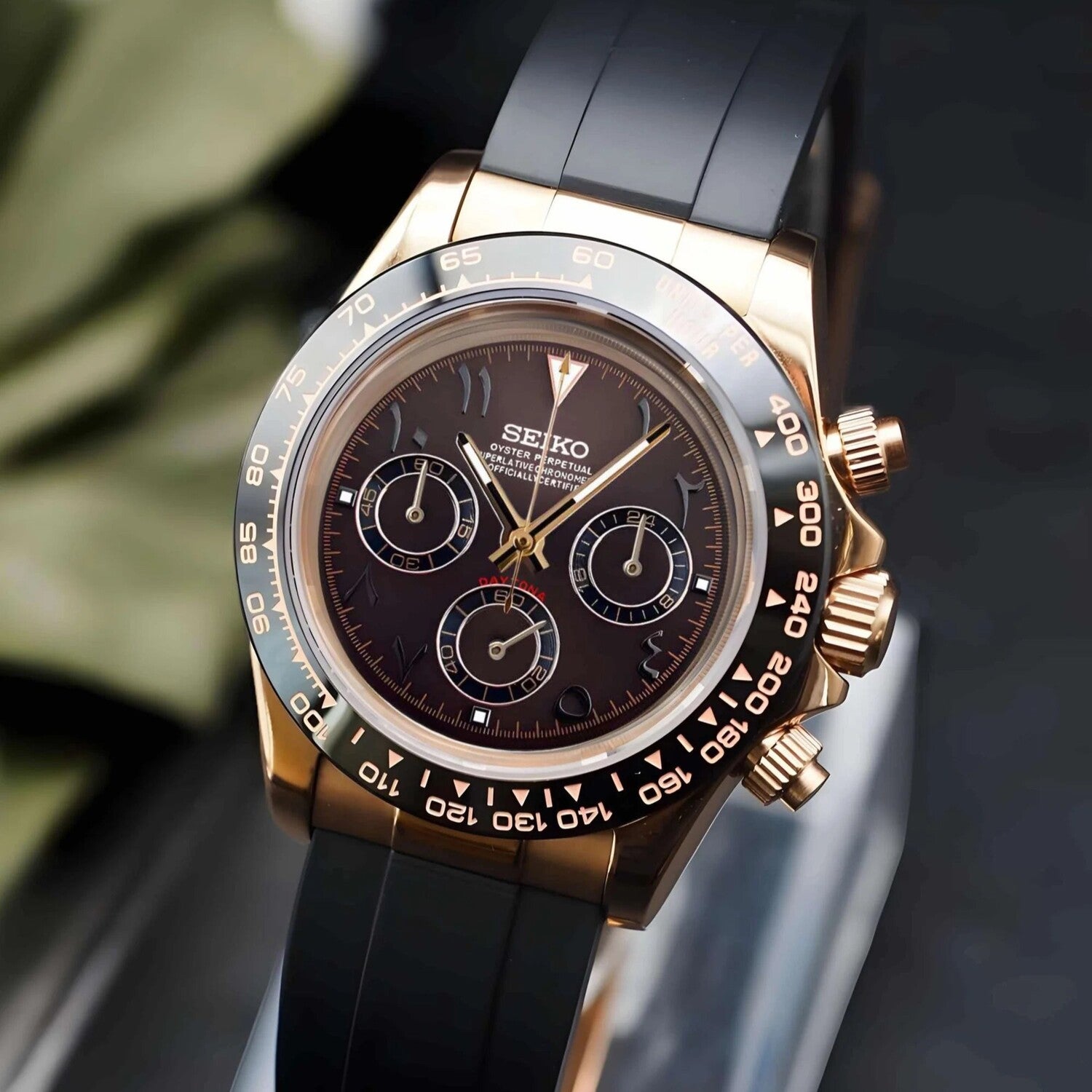 Seiko Mod Daytona Rose Gold Brown Arabic rechte Seitenansicht mit braunem Zifferblatt, arabischen Ziffern, gravierter schwarzer Keramik-Tachymeter-Lünette, Roségold-Gehäuse und VK63 Uhrwerk