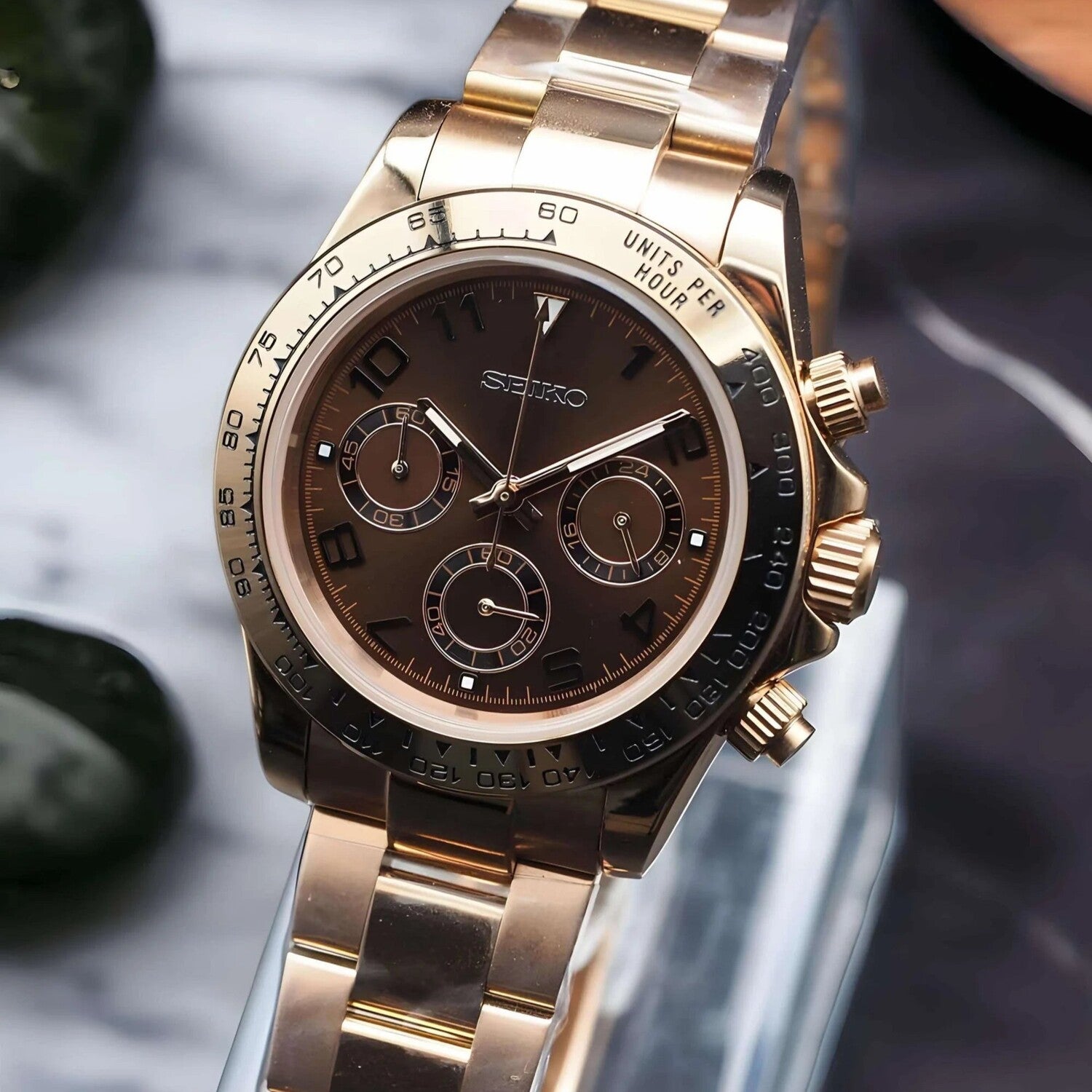 Seiko Mod Daytona Rose Gold Chocolate rechte Seitenansicht mit Chocolate-Zifferblatt, Roségold-Oyster-Armband, Schraubkrone, Chronograph-Drückern, schwarzer Keramik-Lünette und VK63 Uhrwerk