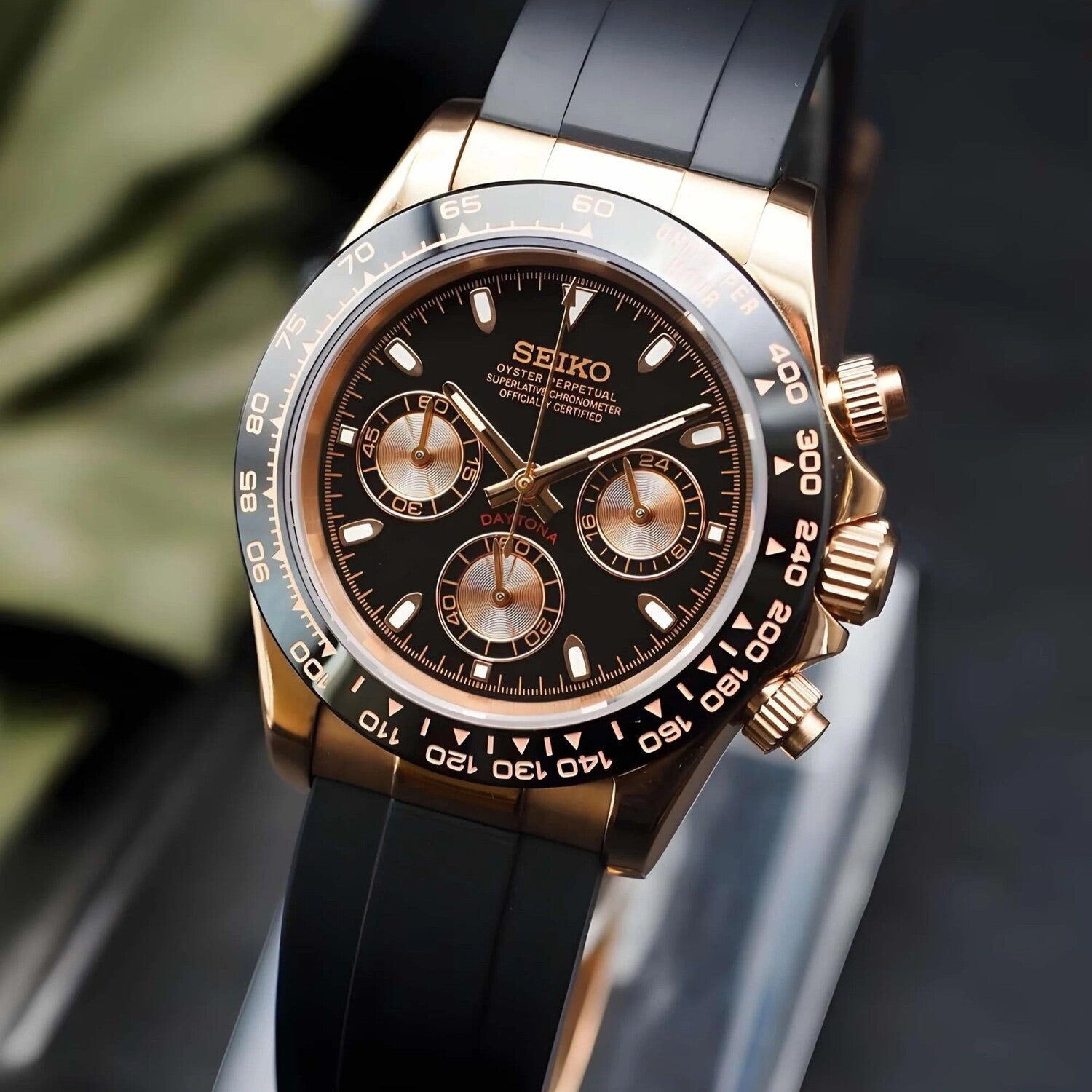 Seiko Mod Daytona Rose Gold mit Krone, Chronograph-Drückern und Keramik-Lünette