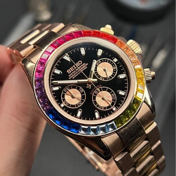 Seiko Mod Daytona Rose Gold Rainbow mit schwarzem Zifferblatt, roségoldenen Subdials und Regenbogen-Edelsteinen