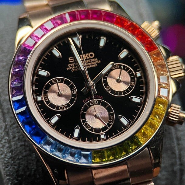 Seiko Mod Daytona Rose Gold Rainbow Zifferblatt Nahaufnahme mit roségoldenen Chronograph-Subdials und Edelstein-Lünette
