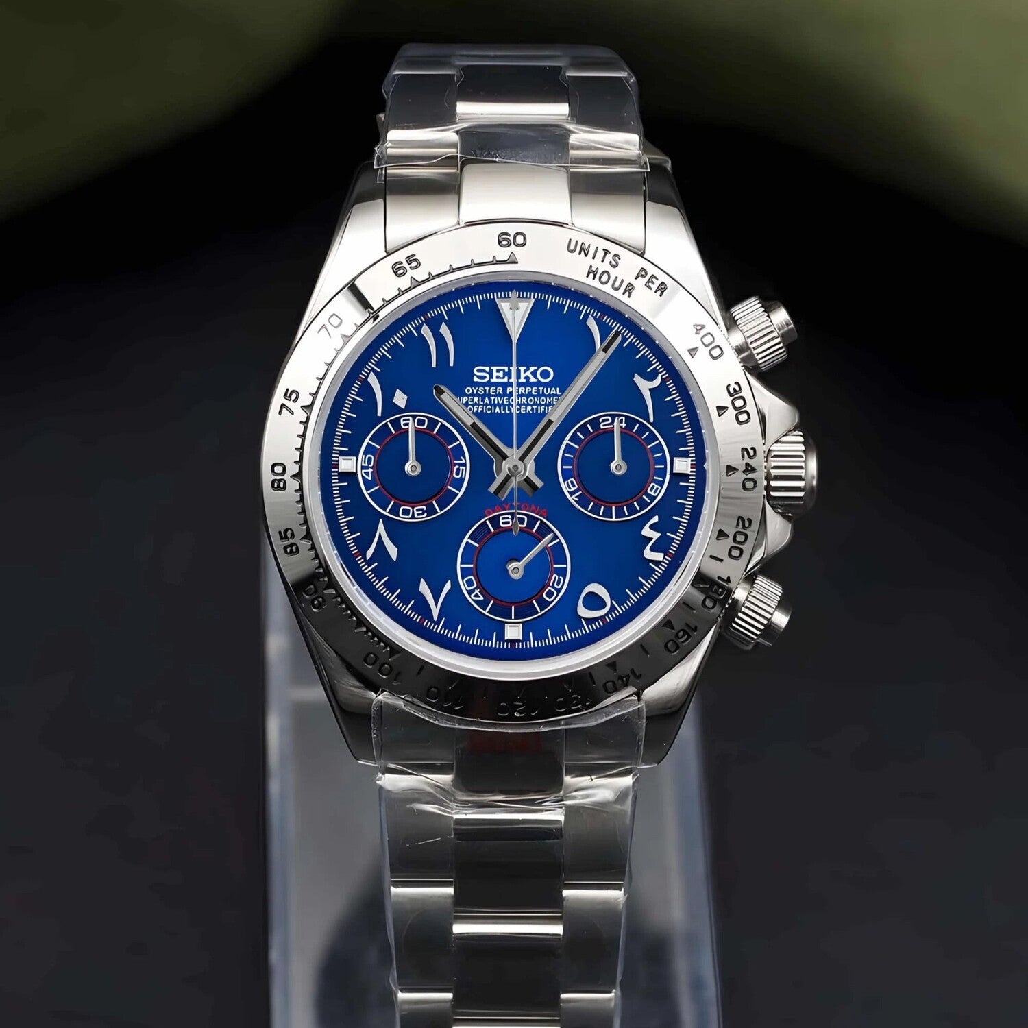 Seiko Mod Daytona Royal Blue Metallic Arabic Frontansicht mit tiefblauem Zifferblatt, arabischen Ziffern, silberner Lünette und Edelstahlarmband