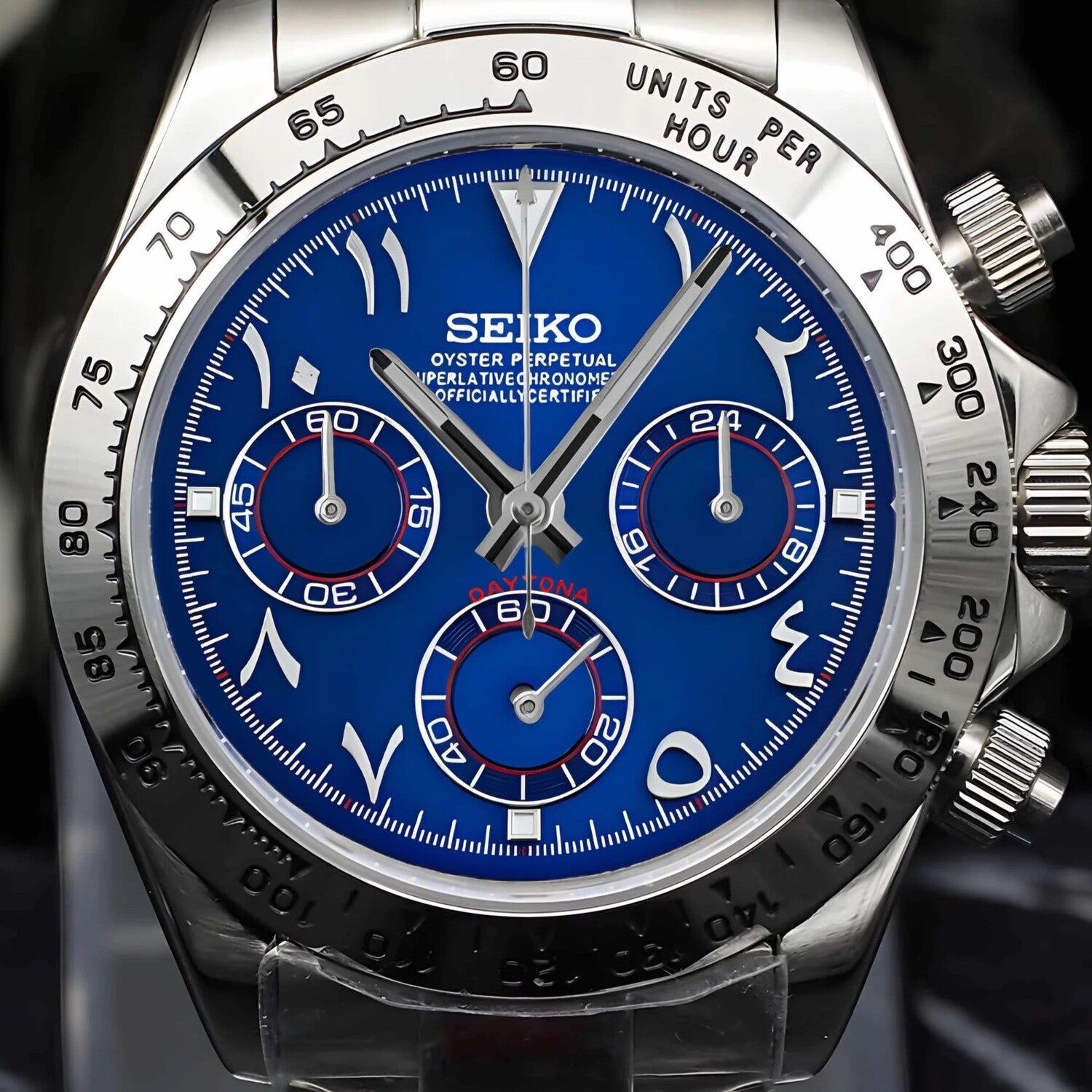 Seiko Mod Daytona Royal Blue Metallic Arabic Zifferblatt Nahaufnahme mit lebendigem blauen Zifferblatt, arabischen Ziffern, silbernen Subdials mit roten Akzenten und polierter Edelstahllünette