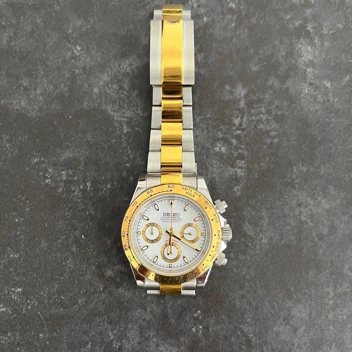 Seiko Mod Daytona Silver Gold White Draufsicht mit zweifarbigem Gold Silber Armband und weißem Zifferblatt