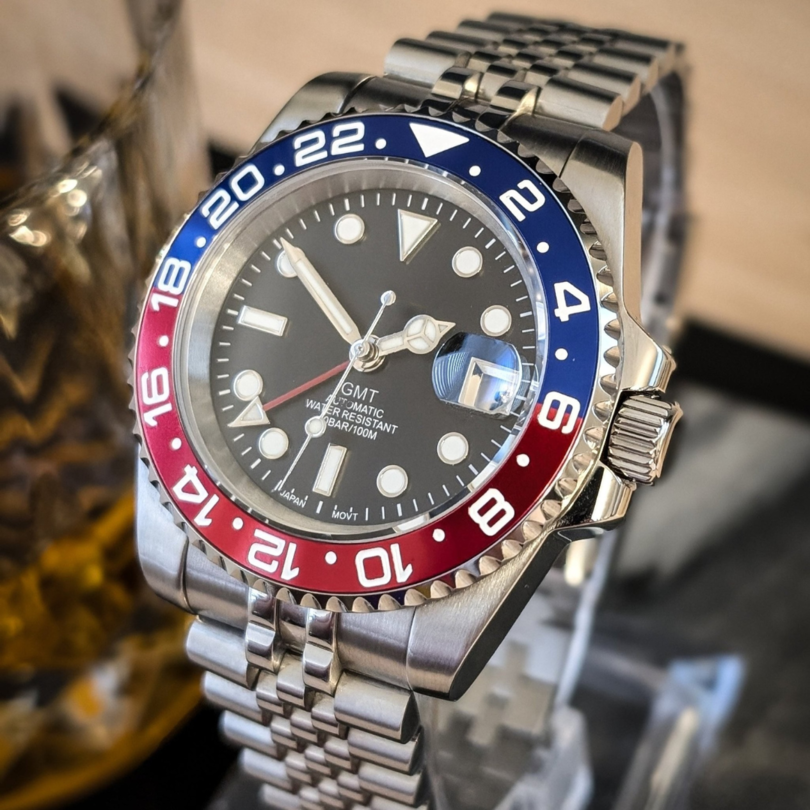 Seiko Mod GMT Pepsi Nahaufnahme, polierte Bandanstöße, Pepsi Lünette Reflektion, Edelstahlgehäuse, GMT Taucheruhr