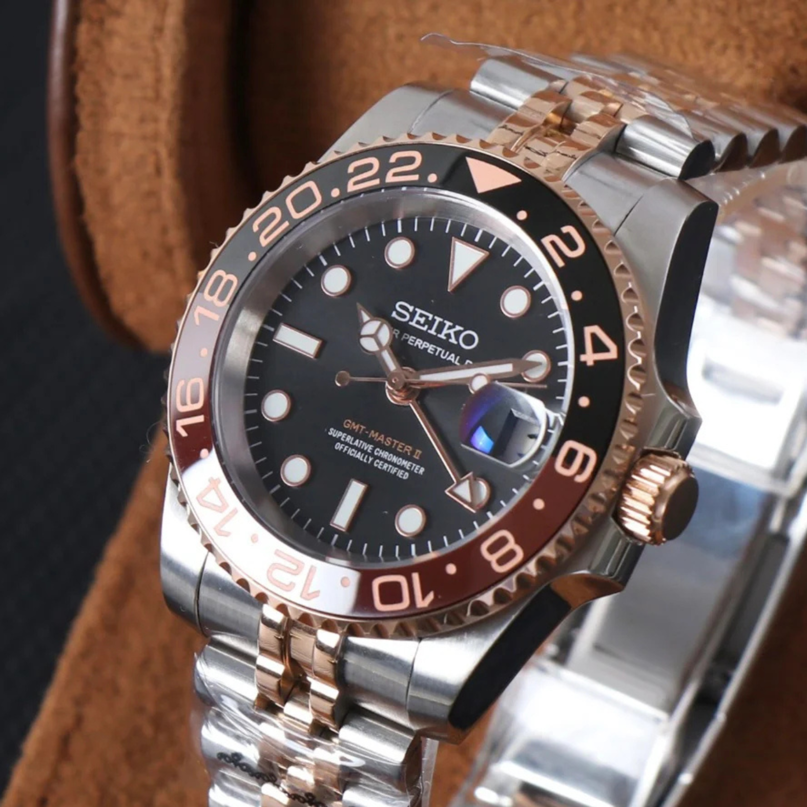 Seiko Mod GMT Rootbeer Nahaufnahme, vergrößertes Datumsfenster, zweifarbiges Jubilee Armband, Edelstahl Roségold, NH34 GMT