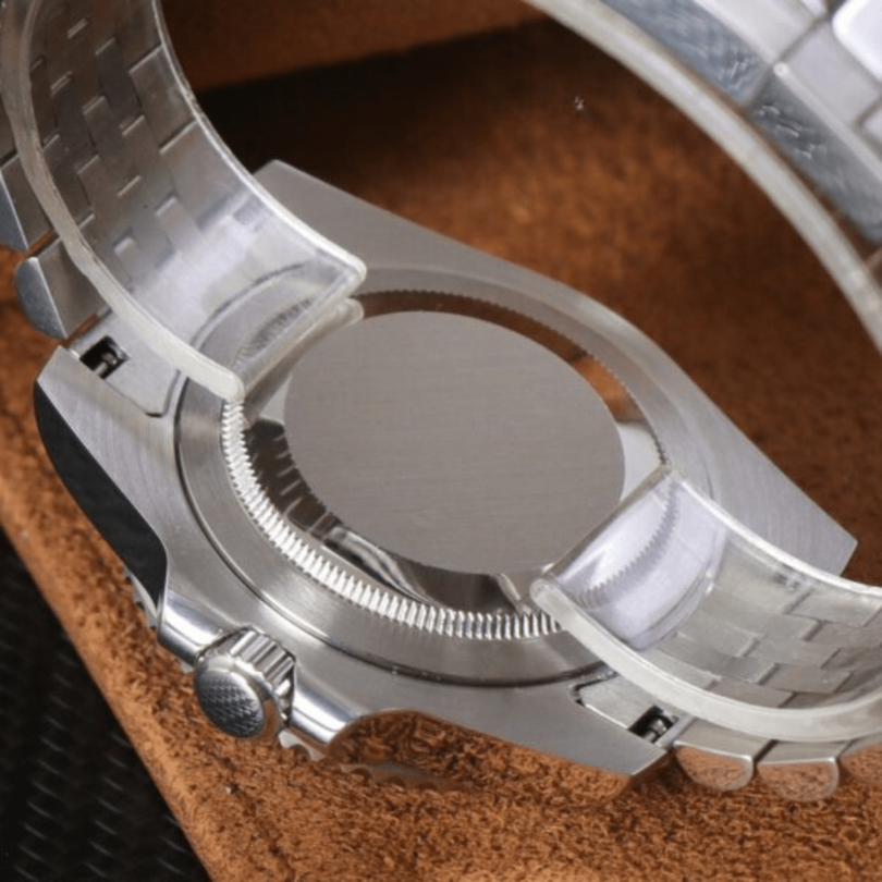 Seiko Mod GMT Rootbeer Gehäuseboden, gebürsteter Edelstahl, verschraubter Boden, Jubilee Armband, GMT Taucheruhr Konstruktion