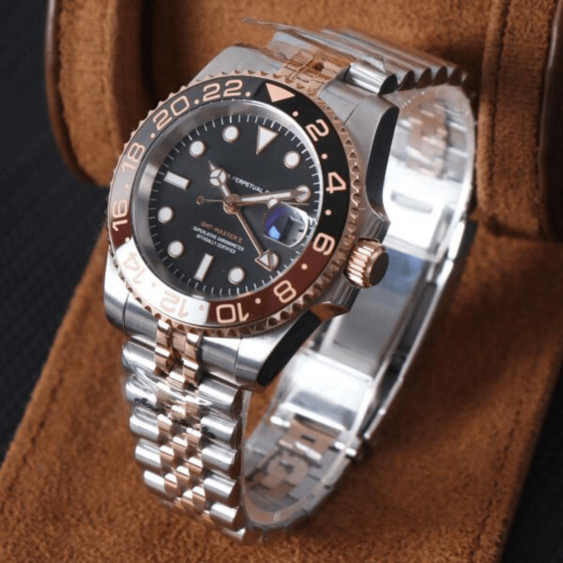 Seiko Mod GMT Rootbeer Schrägansicht, Rootbeer Lünetten Ziffern, verschraubte Krone, poliertes Edelstahlgehäuse, GMT Funktion