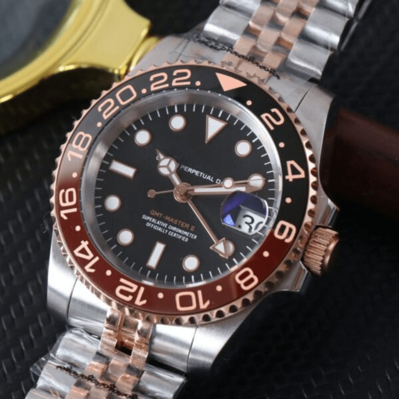 Seiko Mod GMT Rootbeer Nahaufnahme mit NH34 GMT Uhrwerk, schwarzem Zifferblatt, braun-schwarzer Keramiklünette, Roségold Akzente