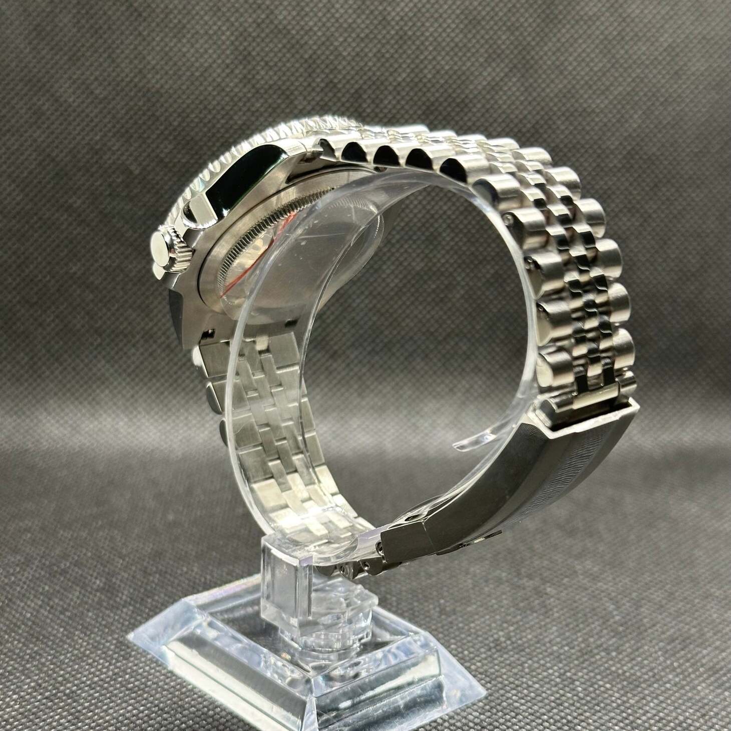 Seiko Mod GMT Sprite Gehäuseboden-Ansicht mit Jubilee Armband-Gliedern und Schließen-Reflektion