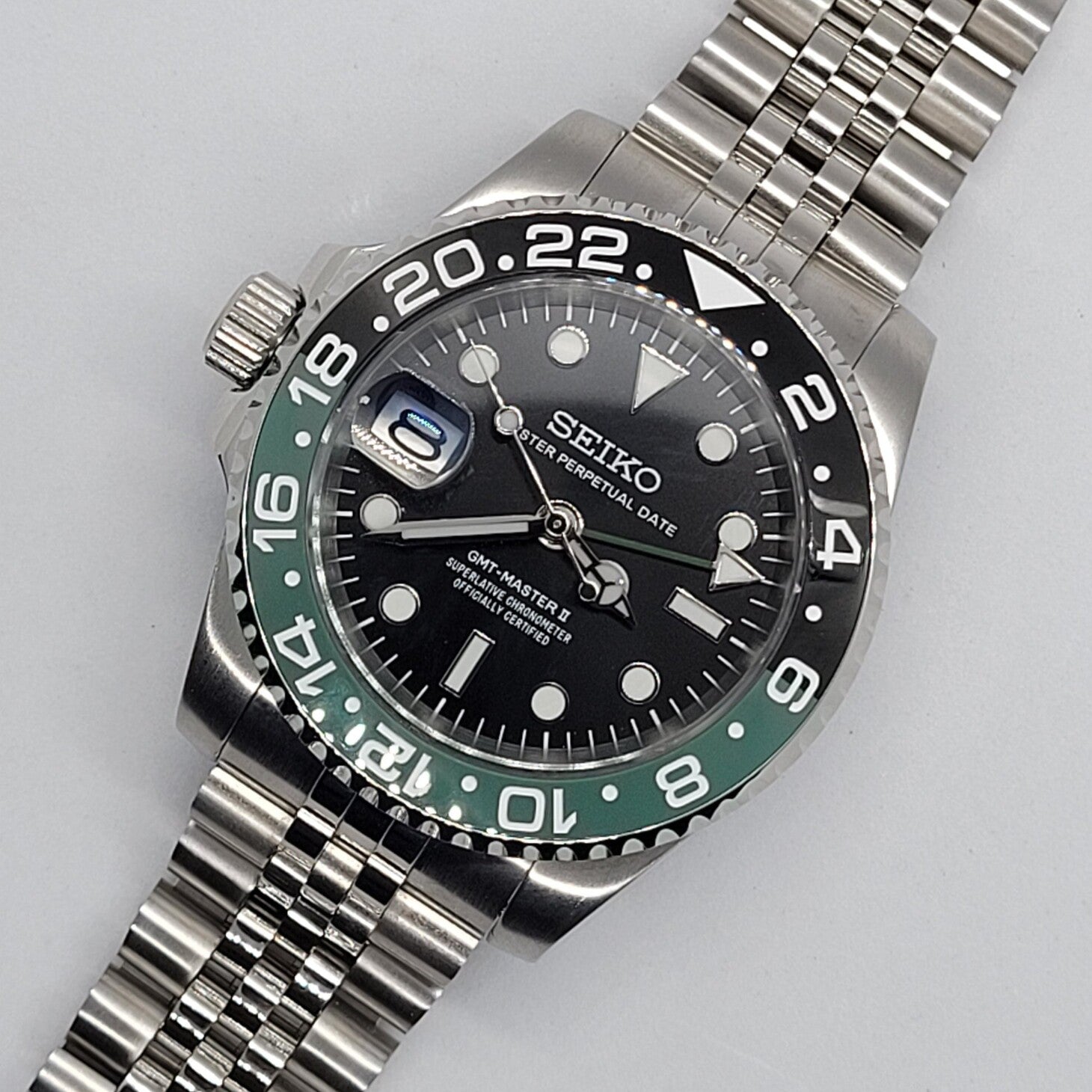 Seiko Mod GMT Sprite Draufsicht mit zentrierter Lünetten-Ausrichtung und symmetrischem Jubilee Armband