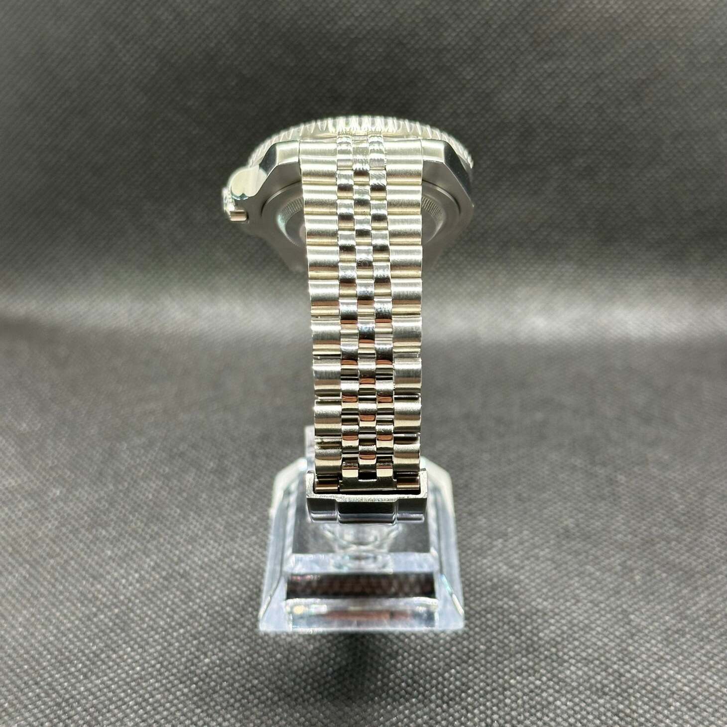 Seiko Mod GMT Sprite Armband-Detail mit polierten Mittelgliedern und gebogener Endpassung