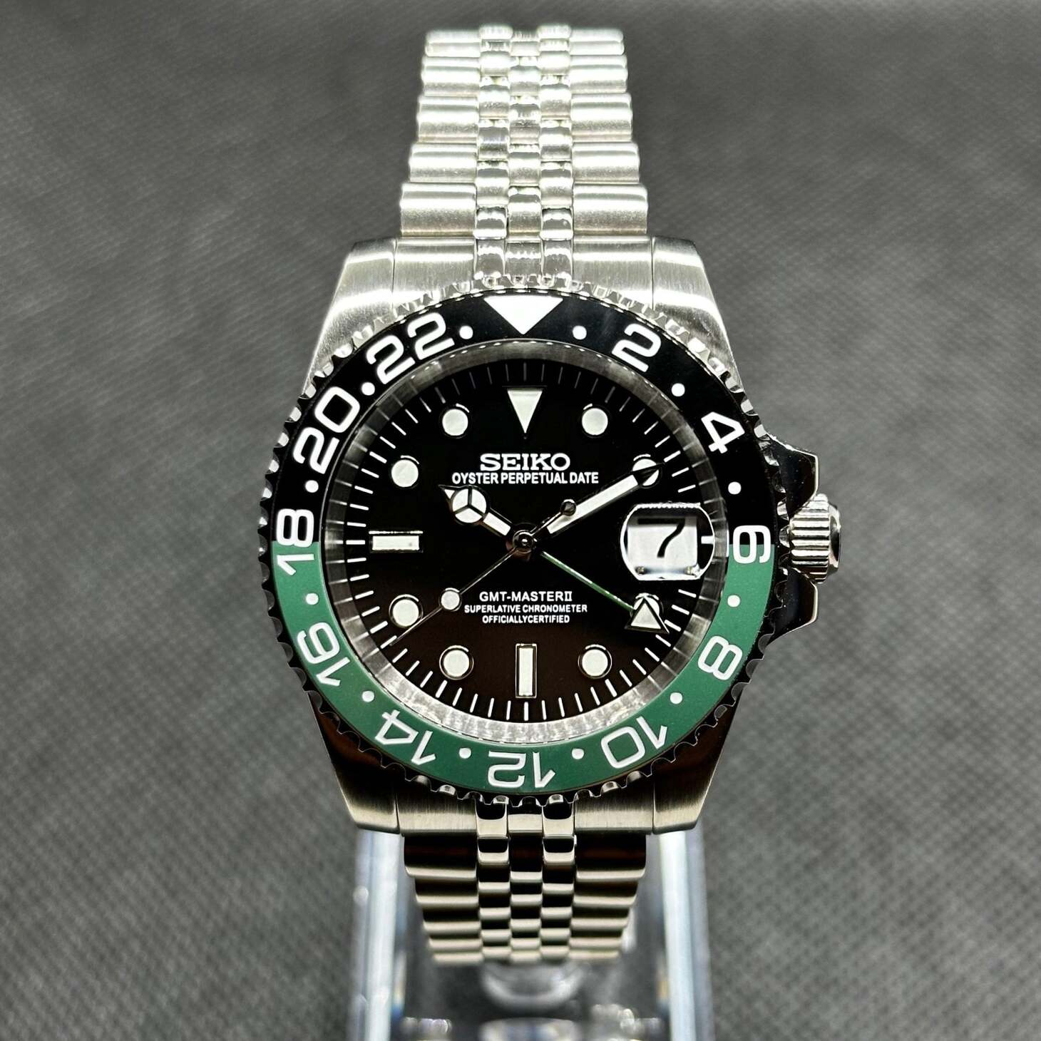 Seiko Mod GMT Sprite Frontansicht mit schwarzem Zifferblatt, grüner Lünette und weißen Leuchtzeigern
