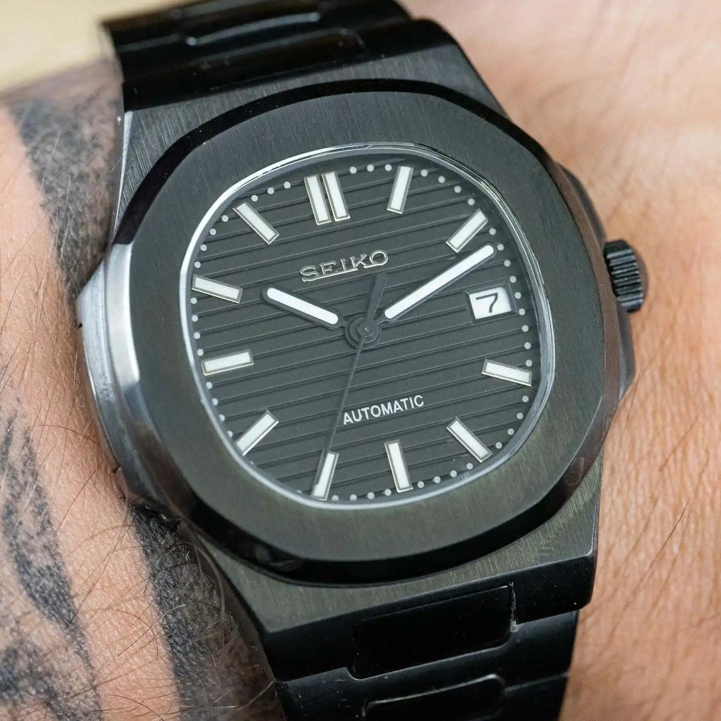 Seiko Mod Nautilus All Black Herrenuhr am Handgelenk mit Edelstahlarmband