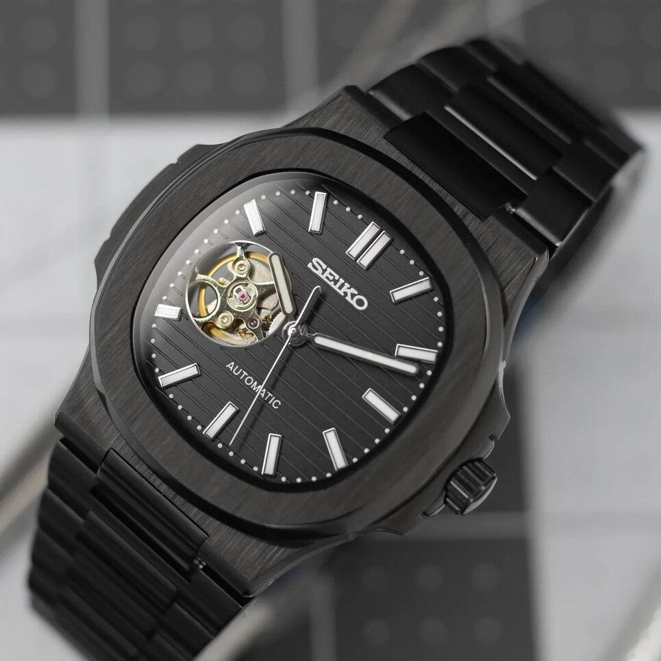 Draufsicht der Seiko Mod Nautilus All Black Open Heart mit gebürstetem Edelstahlgehäuse