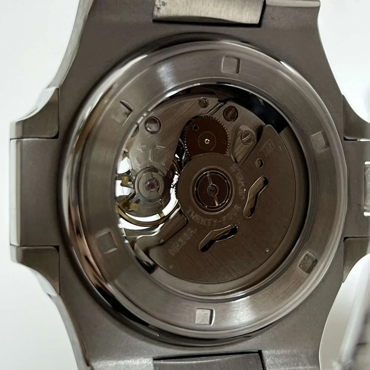 Seiko Mod Nautilus Royal Blue mit transparentem Gehäuseboden und sichtbarem NH38 Automatikwerk