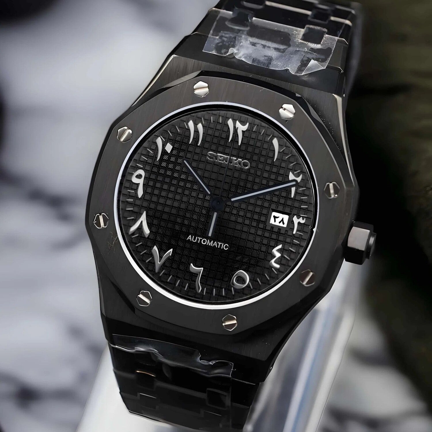 Seitenansicht der Seiko Mod Royal Oak All Black Arabic mit NH35 Automatikwerk, arabischem Zifferblatt und gebürstetem Edelstahlgehäuse