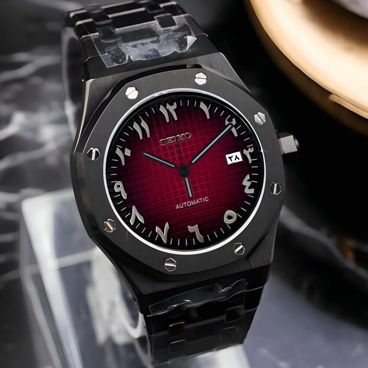 Rechte Nahaufnahme der Seiko Mod Royal Oak Black Red Arabic mit tiefrotem strukturiertem Zifferblatt, arabischen Ziffern und gebürsteter schwarzer achteckiger Lünette