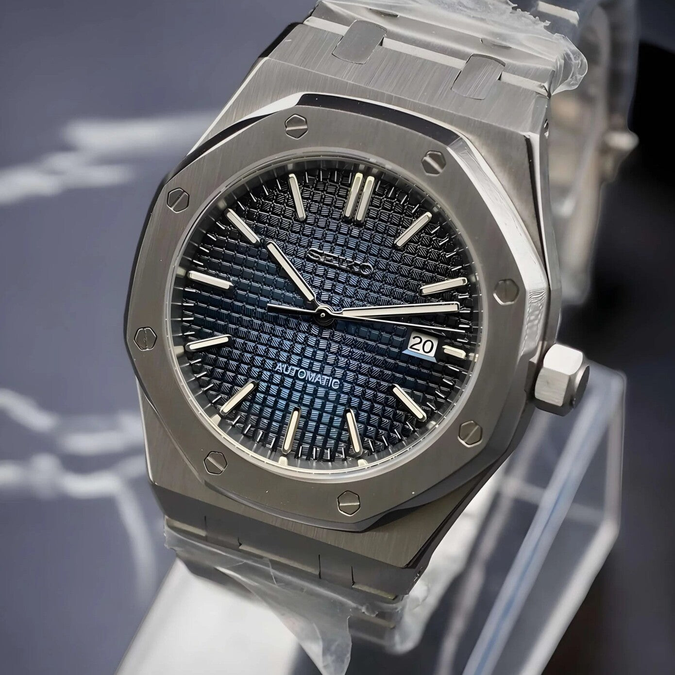 Seitliche Nahaufnahme der Seiko Mod Royal Oak Blue mit navyblauem strukturiertem Zifferblatt, gebürstetem Edelstahlgehäuse und Datumsfenster