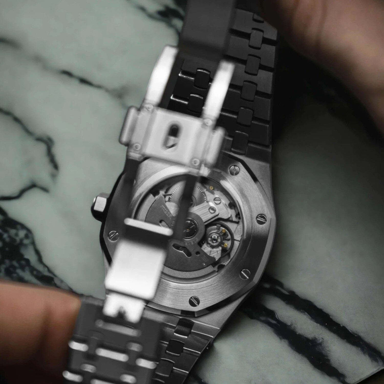 Nahaufnahme des NH35 Automatikwerks der Seiko Mod Royal Oak Brown Arabic durch transparenten Glasboden mit gebürsteter Edelstahl-Faltschließe