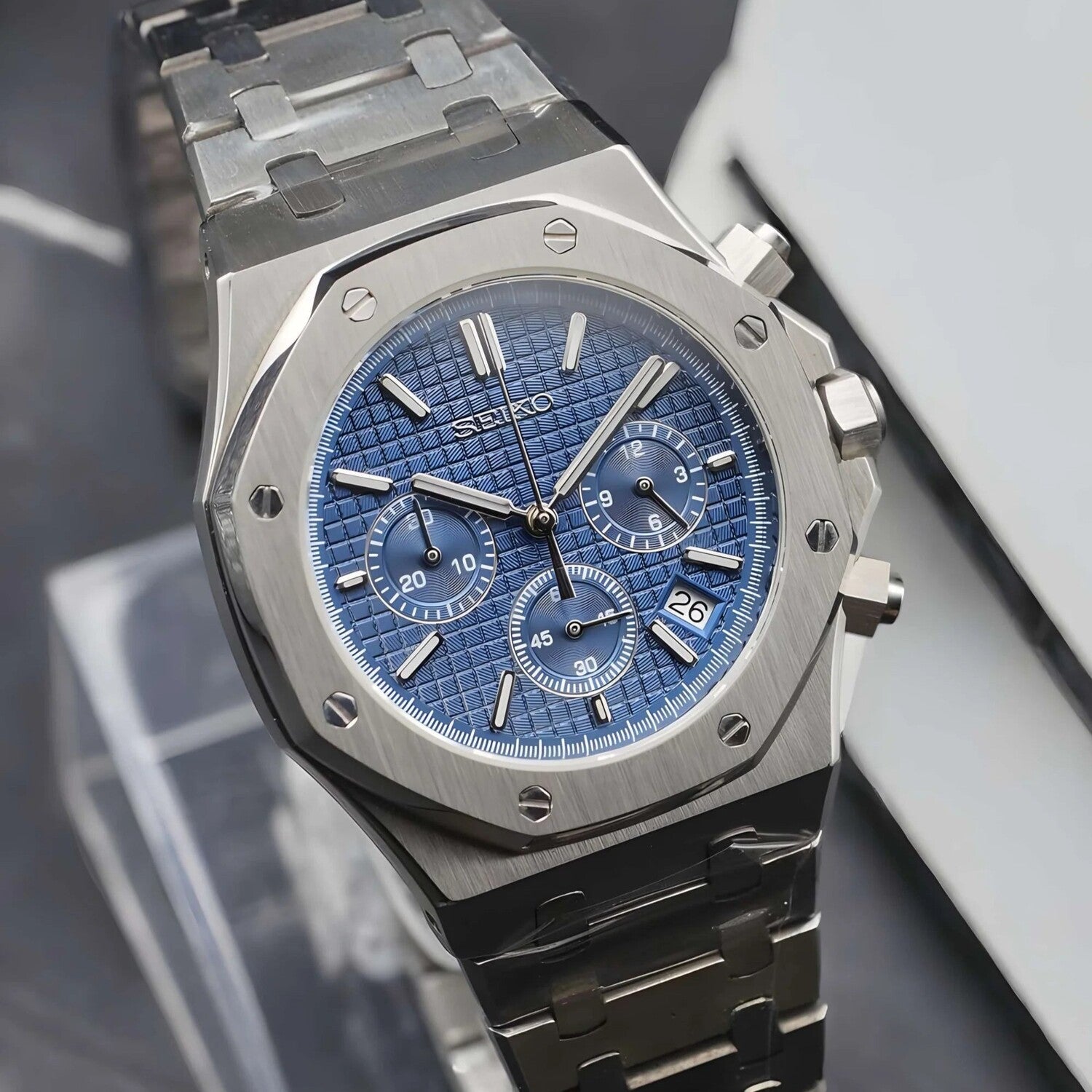 Seitenansicht der Seiko Mod Royal Oak Chrono Blue mit blauem strukturiertem Zifferblatt, polierten Chronograph-Drückern und gebürstetem Edelstahlarmband