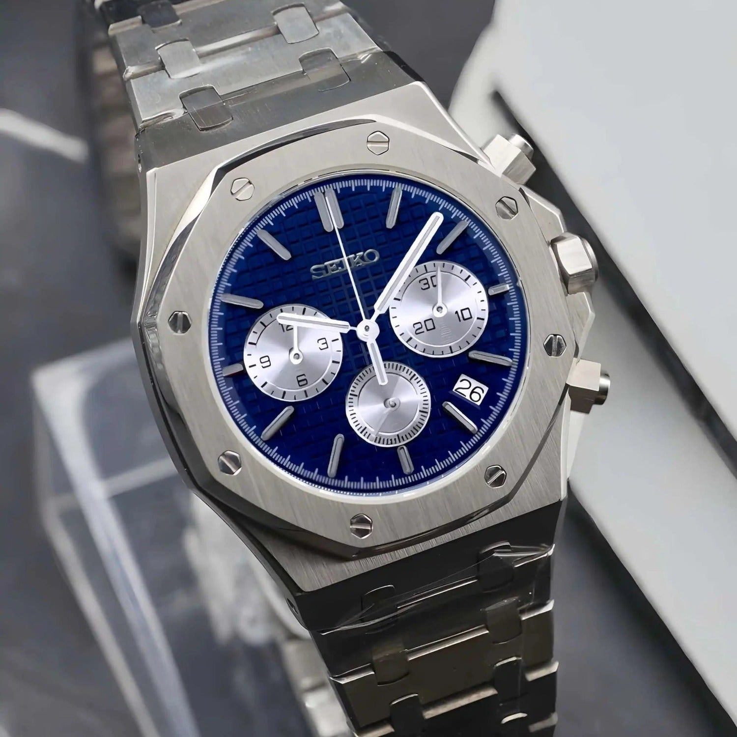 Schrägansicht der Seiko Mod Royal Oak Chrono Silver Blue mit Seiko VK63 Hybrid-Uhrwerk, blauem Waffle-Zifferblatt und integriertem Edelstahlarmband
