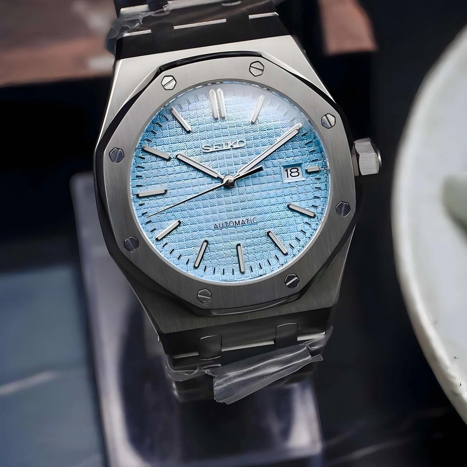 "Nahaufnahme der Seiko Mod Royal Oak Ice Blue mit eisblauem Zifferblatt, 41mm Edelstahlgehäuse und Datumsanzeige bei 3 Uhr