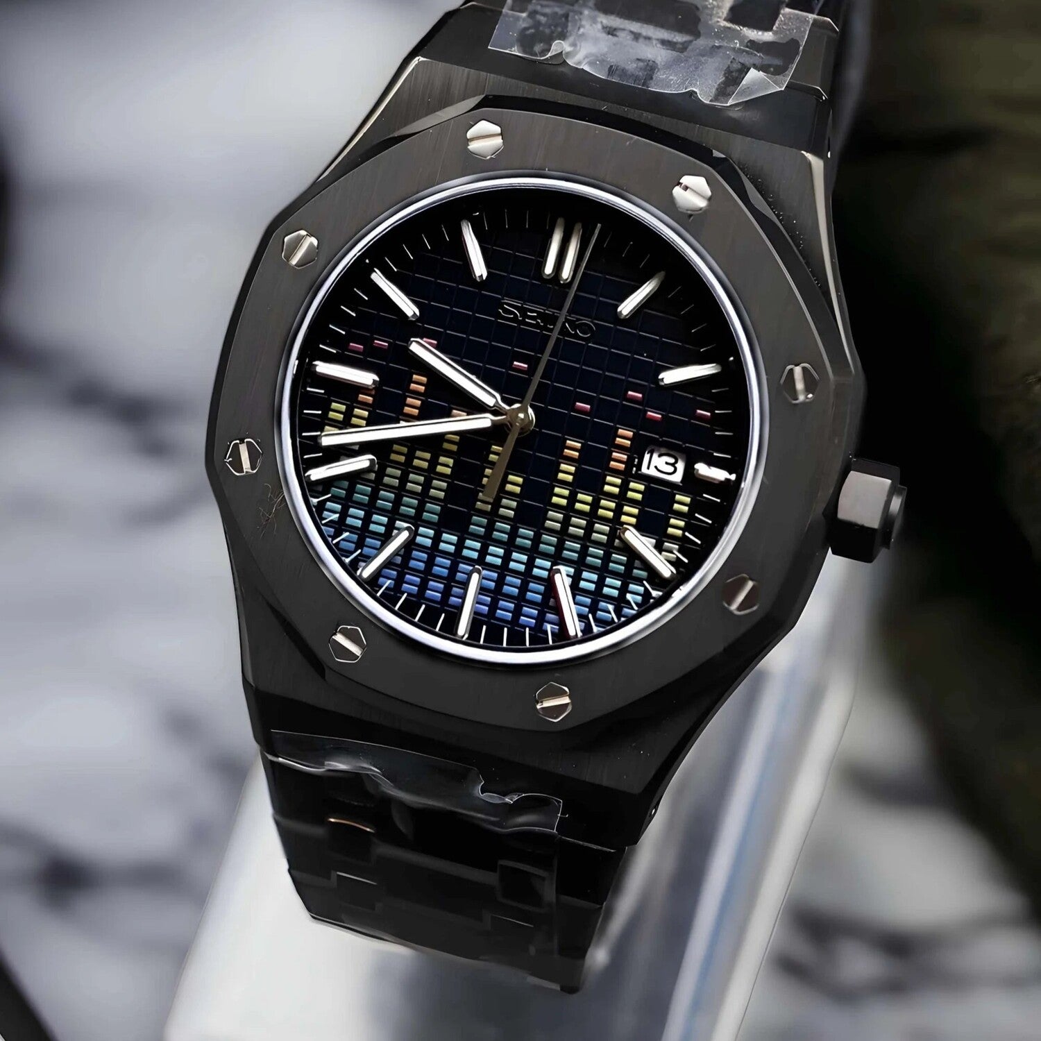 Nahaufnahme der Seiko Mod Royal Oak Music Dial Black mit Rainbow-Soundwave-Zifferblatt, NH35 Automatikwerk und gebürstetem achteckigem Gehäuse