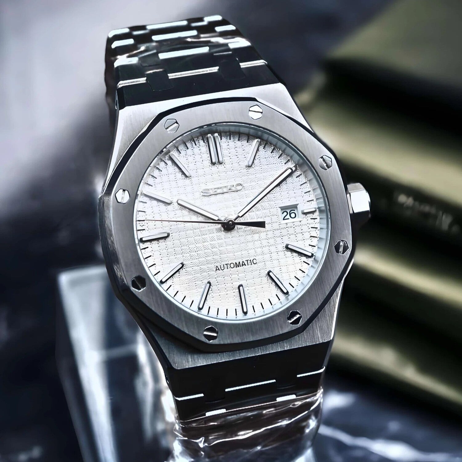 Schrägansicht der Seiko Mod Royal Oak White mit strukturiertem weißem Zifferblatt, Datumsfenster und schlanken Baton-Indizes