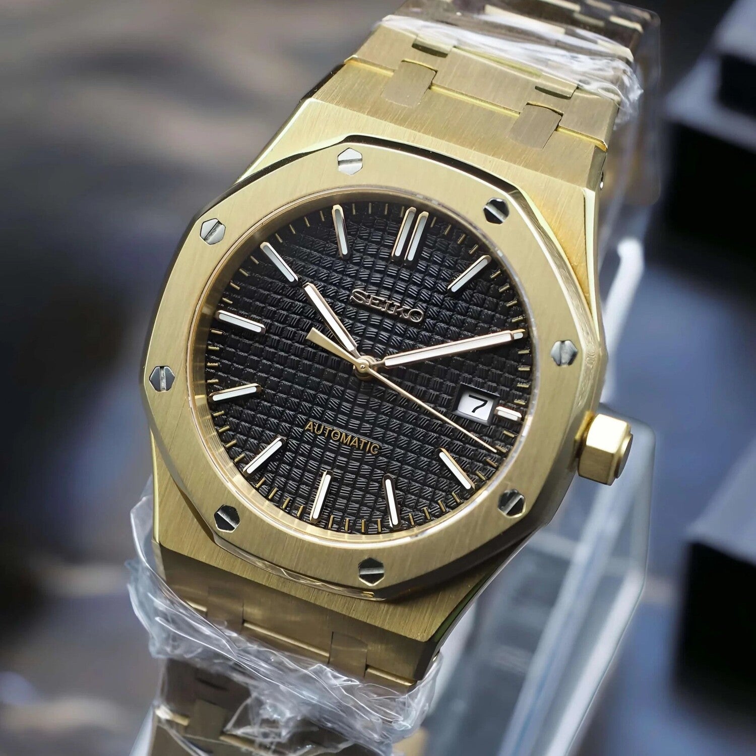 Rechte Schrägansicht der Seiko Mod Royal Oak Yellow Gold Black mit gebürsteter Goldlünette, schwarzem Waffle-Zifferblatt und applizierten Indizes